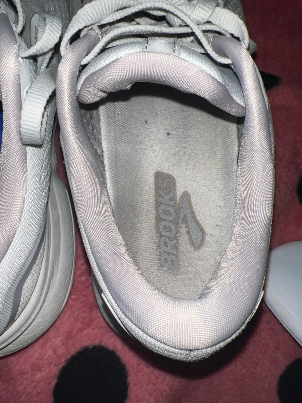 Brooks Women’s Running Shoe in Light Gray and White Size 8